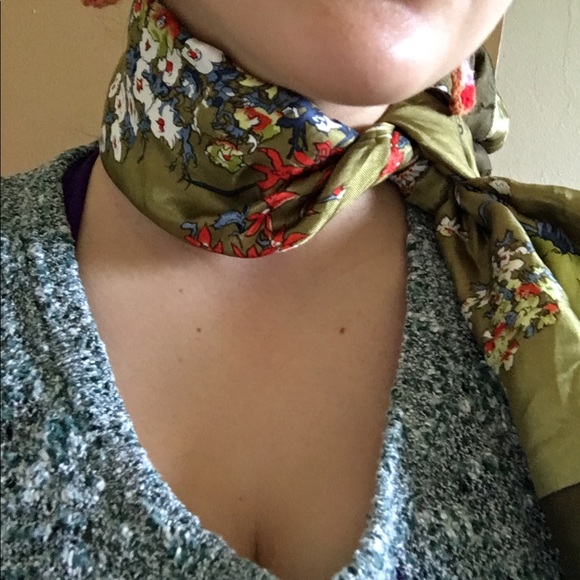 Floral robe and scarf - Picture 8 of 8